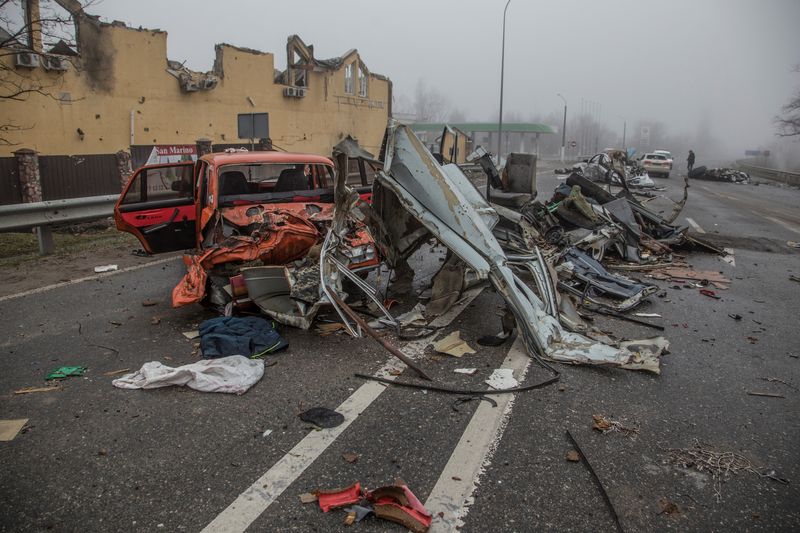 &copy; Reuters. FOTO DE ARCHIVO: Coches civiles aplastados en una calle, durante el ataque de Rusia a Ucrania, en la ciudad de Bucha, región de Kiev, Ucrania, 1 de abril de 2022. REUTERS/Oleksandr Ratushniak