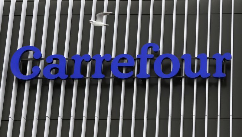 &copy; Reuters. FILE PHOTO: A seagul flies over the logo of Carrefour at a Carrefour Hypermarket store in Nice, France, February 17, 2021.   REUTERS/Eric Gaillard