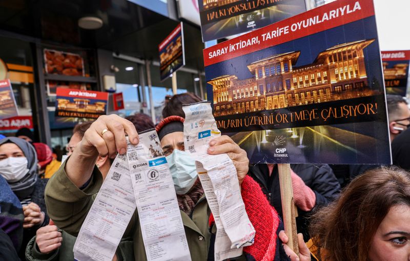 &copy; Reuters. FILE PHOTO: A woman displays her utility bills during a protest against high energy prices in Istanbul, Turkey February 9, 2022. REUTERS/Umit Bektas/File Photo