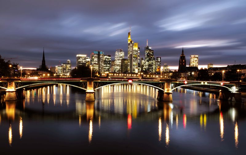 &copy; Reuters. FOTO DE ARCHIVO. El horizonte con su distrito financiero durante el atardecer, en Frankfurt, Alemania. 1 de noviembre de 2020. REUTERS/Kai Pfaffenbach