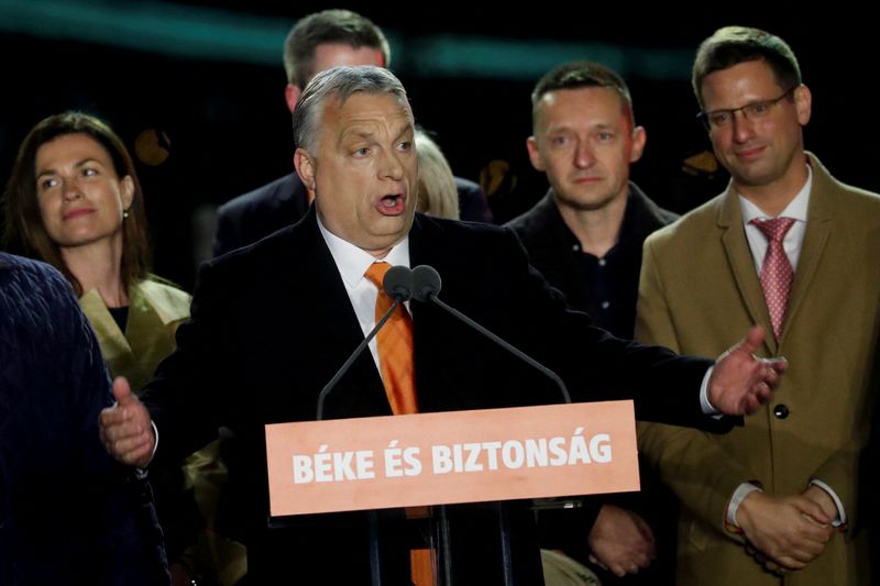 &copy; Reuters. Hungarian Prime Minister Viktor Orban addresses supporters after the announcement of the partial results of parliamentary election in Budapest, Hungary, April 3, 2022. REUTERS/Bernadett Szabo