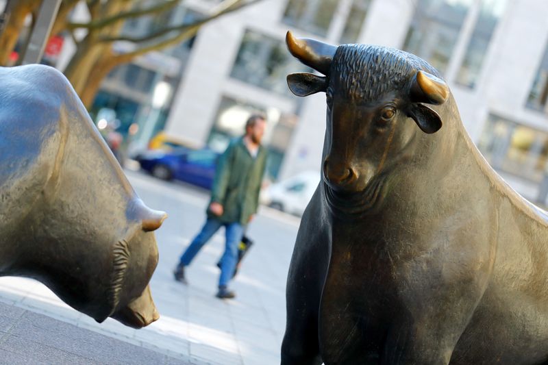 © Reuters. FILE PHOTO: Bull and bear, symbols for successful and bad trading are seen in front of the German stock exchange (Deutsche Boerse),  in Frankfurt, Germany, March 25, 2020. REUTERS/Ralph Orlowski/File Photo
