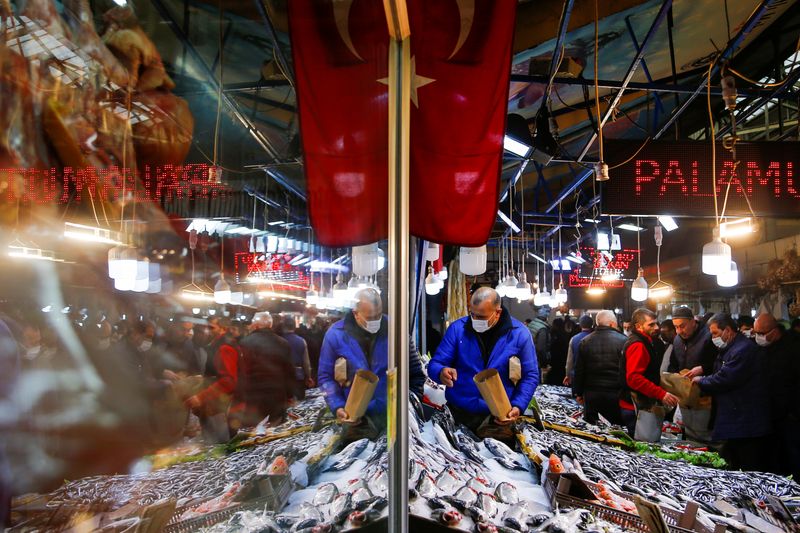 &copy; Reuters. FILE PHOTO: A vendor selling seafood serves customers in Ankara, Turkey February 16, 2022. REUTERS/Cagla Gurdogan