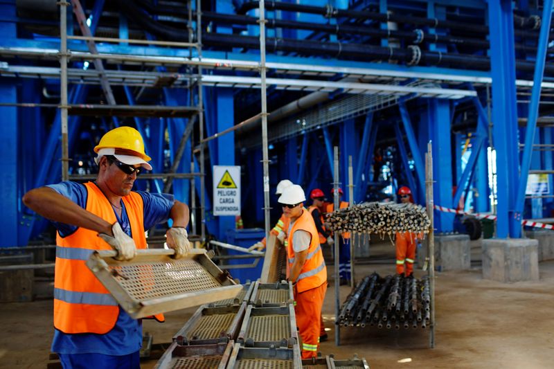 &copy; Reuters. Imagen de archivo de empleados trabajando en la mina de plomo y zinc Castellanos en Minas de Matahambre, Cuba. 20 de julio, 2017. REUTERS/Alexandre Meneghini/Archivo