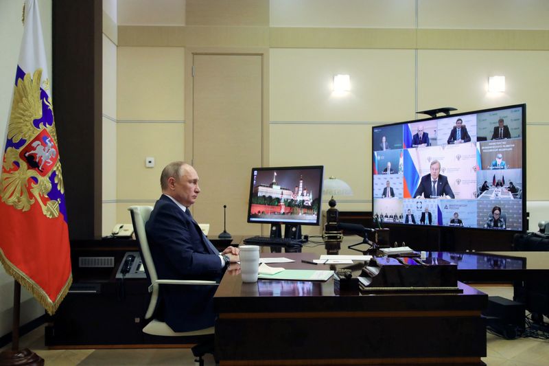 &copy; Reuters. El presidente ruso, Vladímir Putin, preside una reunión sobre el desarrollo del transporte aéreo y la fabricación de aviones, a través de una videoconferencia en la residencia estatal de Novo-Ogaryovo, en las afueras de Moscú, Rusia. 31 de marzo de 