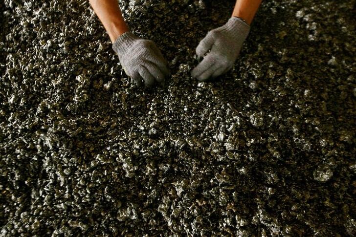 &copy; Reuters. Imagem de arquivo de um trabalhador mostrando mineral de níquel em uma planta da mineradora estatal Aneka Tambang Tbk, Indonésia. 30 de março de 2011. REUTERS/Yusuf Ahmad