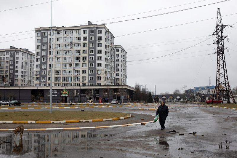 &copy; Reuters. Foto del domingo de una mujer caminando por una calle en Bucha
Abril 3, 2022. REUTERS/Mikhail Palinchak/ 
