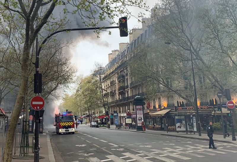 &copy; Reuters. رجال الإطفاء يطفؤون النيران التي اشتعلت في حافلة في باريس. تصوير رويترز.