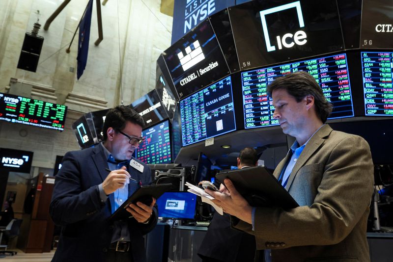 © Reuters. Traders work on the floor of the New York Stock Exchange (NYSE) in New York City, U.S., April 4, 2022.  REUTERS/Brendan McDermid