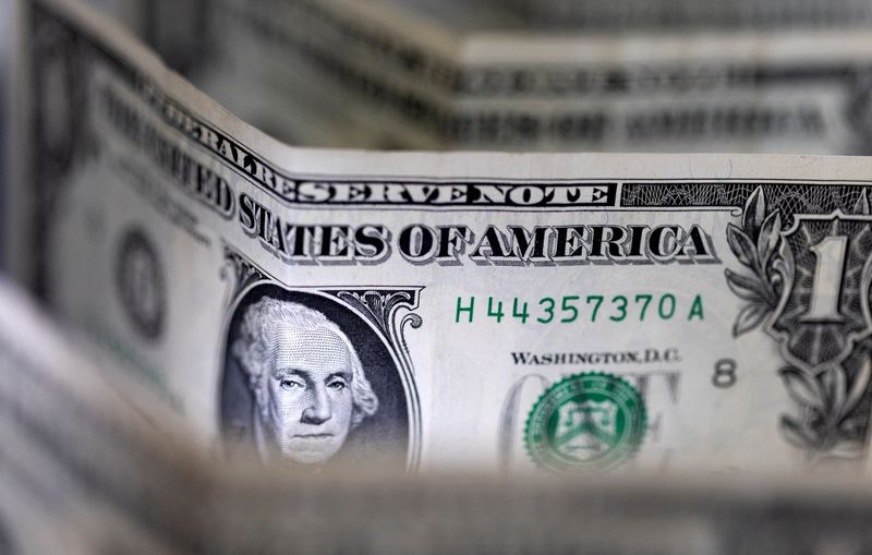 &copy; Reuters. FOTO DE ARCHIVO: Billetes de dólar estadounidense. Imagen tomada el 14 de febrero de 2022. REUTERS/Dado Ruvic/Ilustración