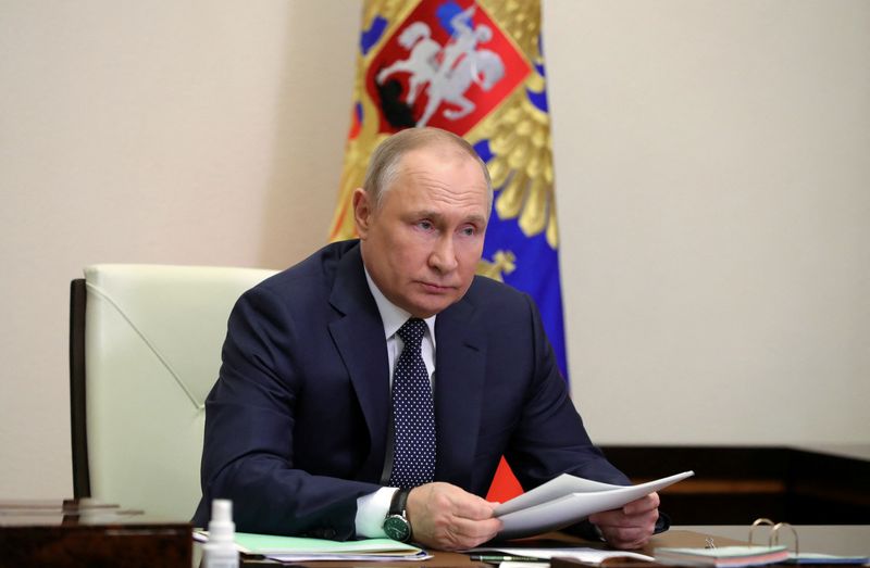 &copy; Reuters. FILE PHOTO: Russian President Vladimir Putin chairs a meeting on the development of air transportation and aircraft manufacturing, via a video link at the Novo-Ogaryovo state residence outside Moscow, Russia March 31, 2022. Sputnik/Mikhail Klimentyev/Krem