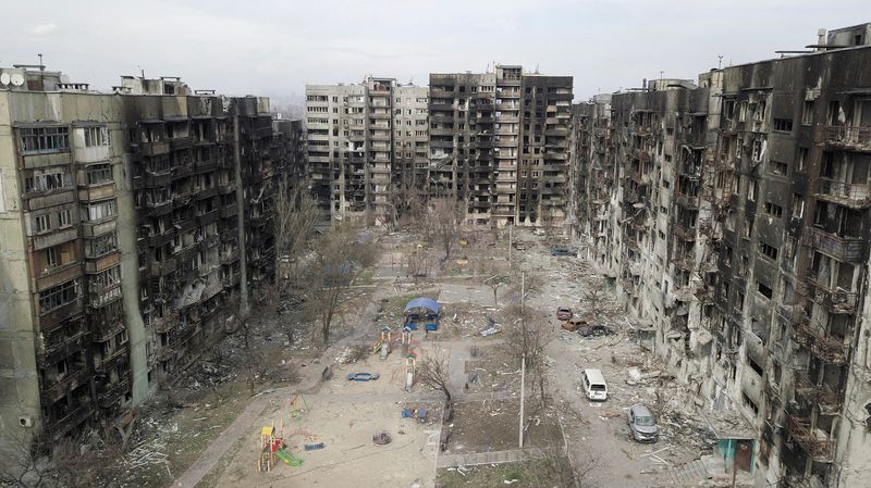 &copy; Reuters. Una vista aérea muestra edificios residenciales que fueron dañados durante el conflicto entre Ucrania y Rusia en la ciudad portuaria del sur de Mariúpol, Ucrania. 3 de abril de 2022. Imagen tomada el 3 de abril de 2022. Imagen tomada con un dron. REUTE