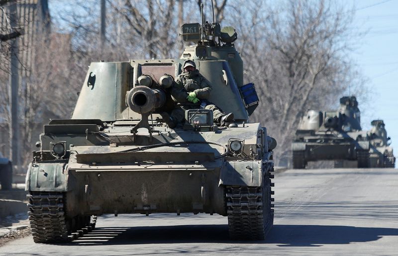 © Reuters. FILE PHOTO: Service members of pro-Russian troops are seen atop of armoured vehicles in the course of Ukraine-Russia conflict in Dokuchaievsk in the Donetsk region, Ukraine March 28, 2022. REUTERS/Alexander Ermochenko