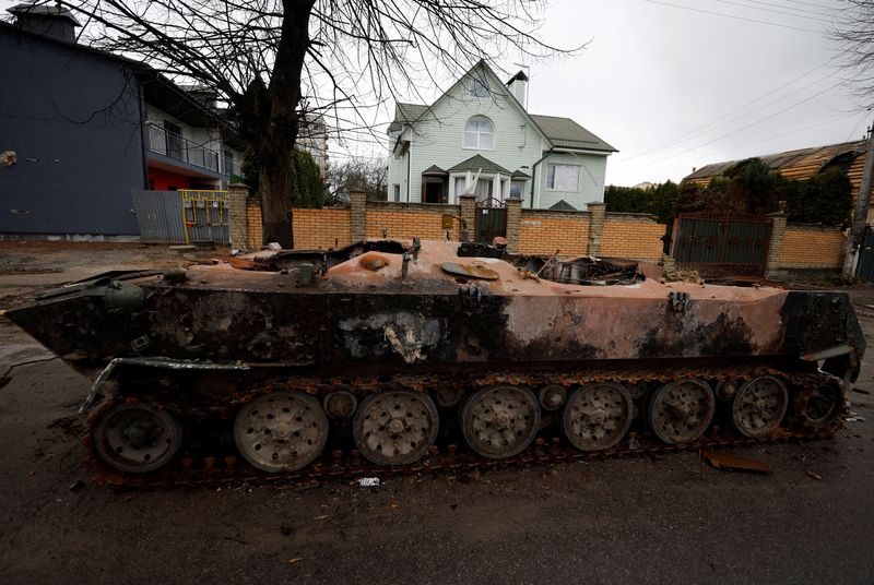 &copy; Reuters. Un vehículo ruso destruído fuera de una casa en Bucha en Ucrania 2 de abril de 2022. REUTERS/Zohra Bensemra