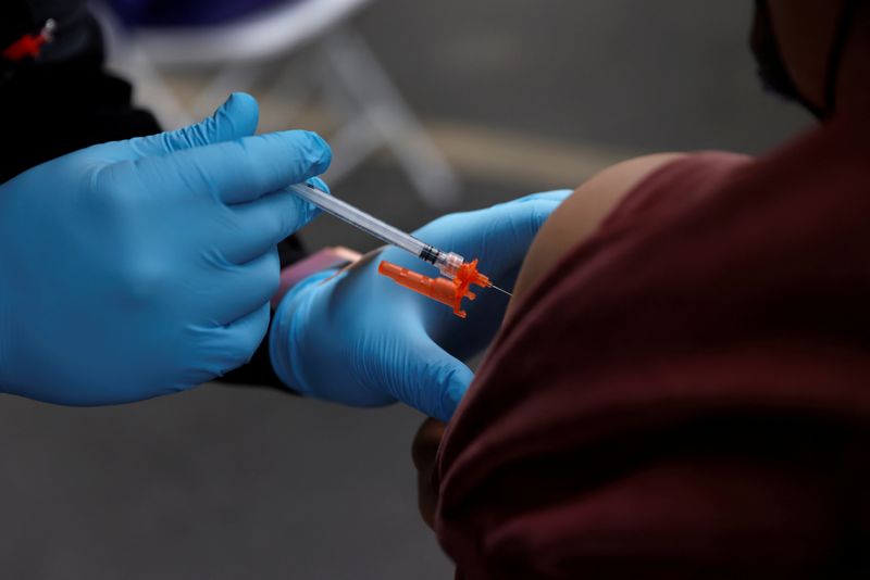 &copy; Reuters.  ４月４日、米上院民主党トップのシューマー院内総務は、新型コロナウイルス対策として１００億ドルを追加支出することで与野党が合意したと明らかにした。米ロサンゼルスのワクチン