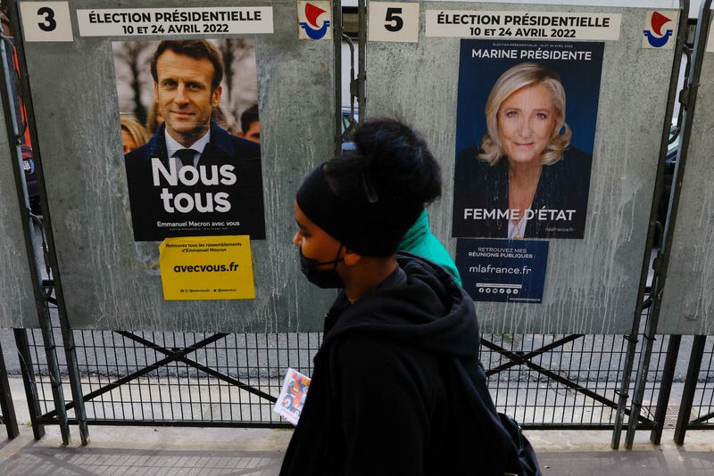 &copy; Reuters. Carteles electorales con fotografías del presidente francés Emmanuel Macron (izquierda) y la ultraderechista Marine Le Pen en un tablón de Parí, Francia, el 4 de abril de 2022. REUTERS/Gonzalo Fuentes
