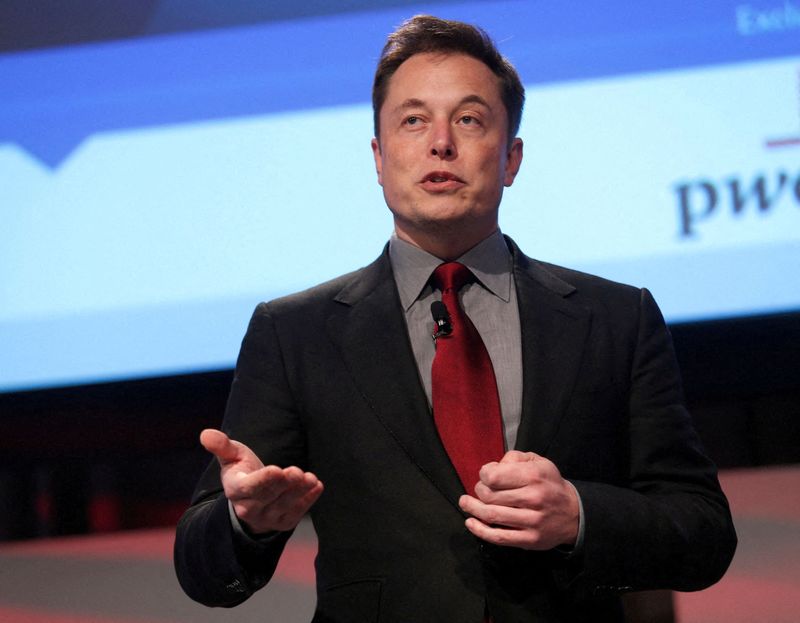 © Reuters. FILE PHOTO: Elon Musk talks at the Automotive World News Congress at the Renaissance Center in Detroit, Michigan, January 13, 2015.   REUTERS/Rebecca Cook/File Photo