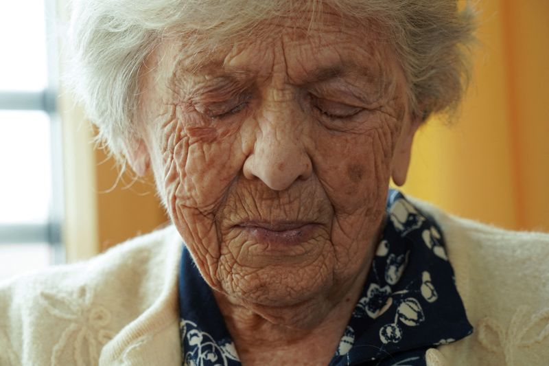 © Reuters. La sobreviviente del Holocausto Raisa Valiushkevych, de 98 años, que recientemente escapó del bombardeo ruso de su ciudad natal, Kiev, asiste a una entrevista con Reuters en Fráncfort, Alemania, el 1 de abril de 2022. REUTERS/Timm Reichert   