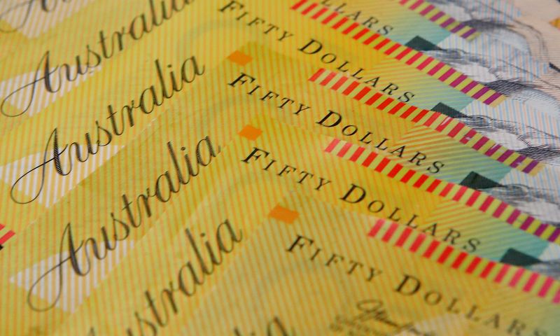 © Reuters. FILE PHOTO: Australian dollars are seen in an illustration photo February 8, 2018. REUTERS/Daniel Munoz