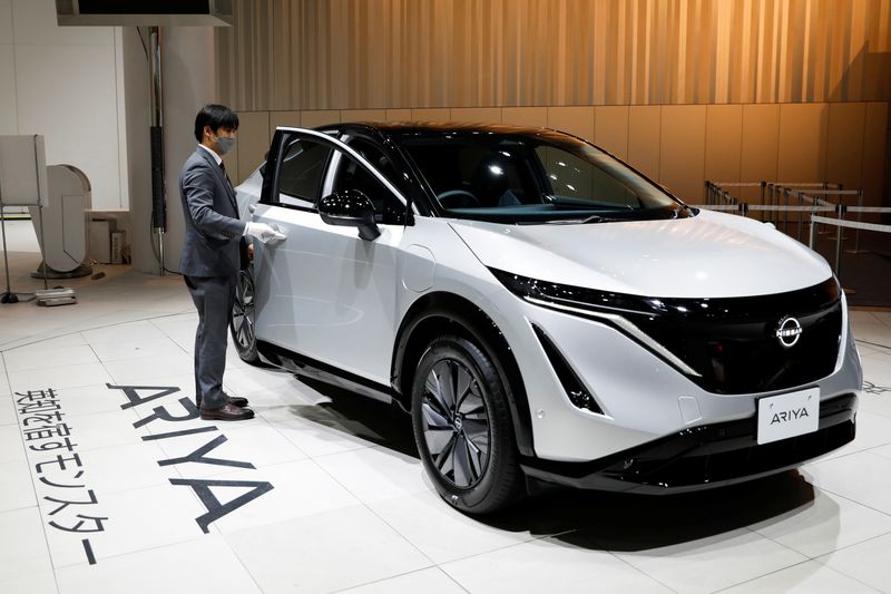 © Reuters. An employee opens the door of a Nissan Ariya EV car at Nissan Gallery in Yokohama, Japan November 29, 2021. REUTERS/Androniki Christodoulou/File Photo