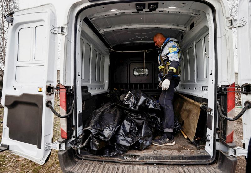 &copy; Reuters. Un volontario davanti a corpi di civili in sacchi di plastica a Bucha. REUTERS/Zohra Bensemra