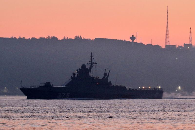 &copy; Reuters. ロンドン保険市場の戦争委員会連合（ＪＷＣ）は４日、ロシアの全海域を高リスク地域のリストに追加した。写真は黒海に向かうロシア海軍の船舶。ボスポラス海峡で２月撮影。（2022年 ロ