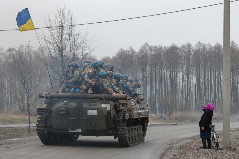 &copy; Reuters. Una donna saluta un plotone di truppe ucraine nella regione di Chernihiv. REUTERS/Serhii Nuzhnenko