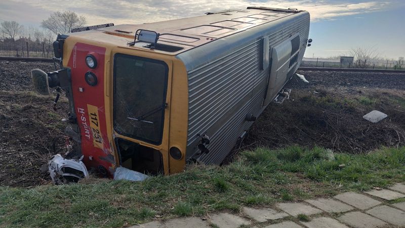 © Reuters. قطار يخرج عن مساره في مكان وقوع الحادث حيث اصطدمت شاحنة صغيرة بقطار في منطقة ميندزينت في المجر يوم الثلاثاء. صورة لرويترز (يحظر إعادة بيع أو الاحتفاظ بالصورة في الأرشيف).