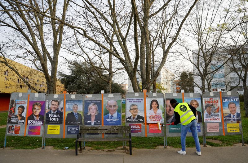 &copy; Reuters. Affiches officielles de campagne des candidats à l'élection présidentielle à Saint-Herblain, près de Nantes. A cinq jours du premier tour de l'élection présidentielle française, Marine Le Pen a appelé mardi à une enquête internationale de l'Onu