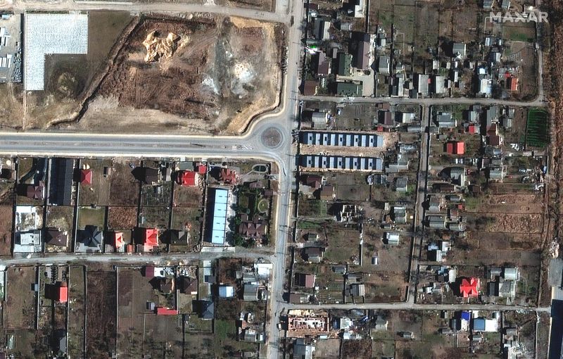 &copy; Reuters. 米衛星運用会社のマクサー・テクノロジーズは、ロシア軍の占領期間中にウクライナのブチャを撮影した衛星写真で、路上に住民の遺体が確認できると指摘した。３月１８日の写真、同社提