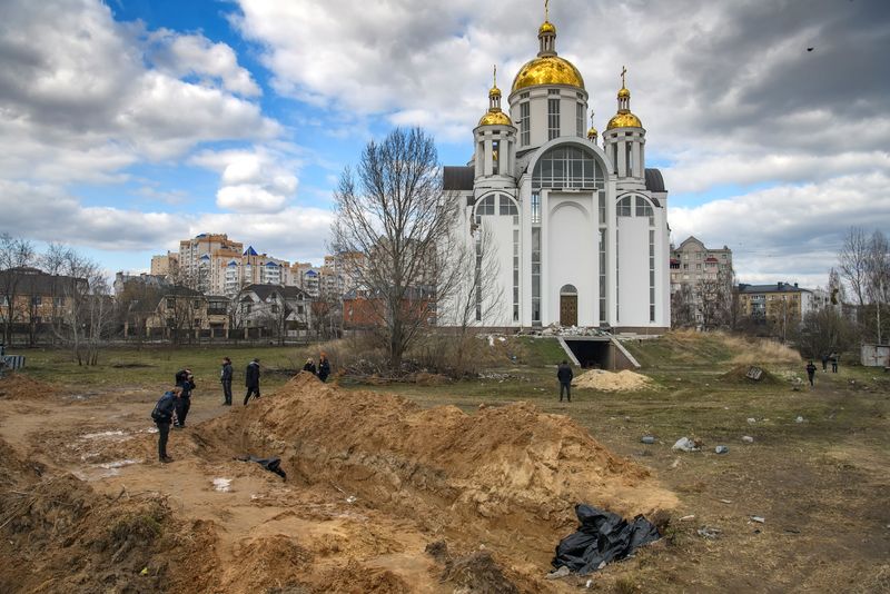 &copy; Reuters. Cova coletiva ao lado de igreja em Bucha, na Ucrânia
04/04/2021
REUTERS/Vladyslav Musiienko