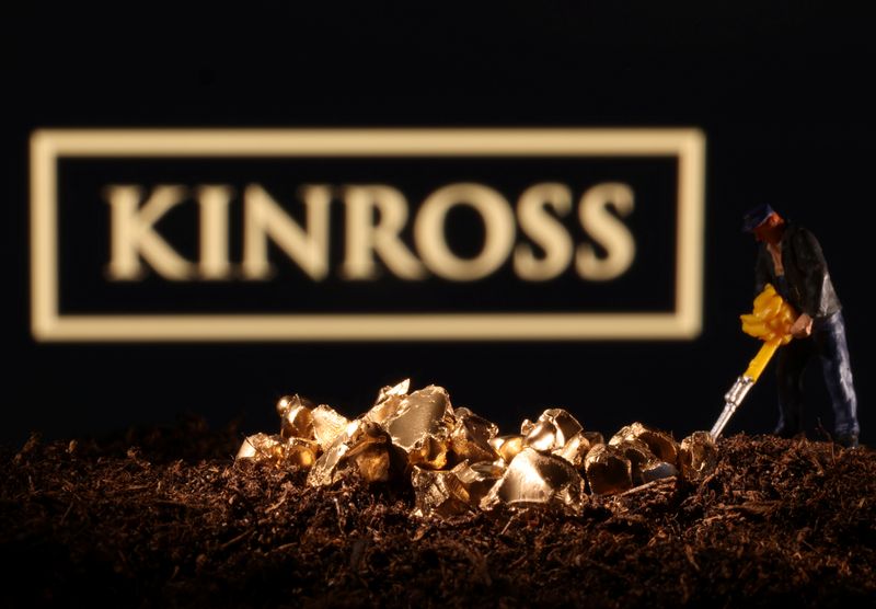 &copy; Reuters. FILE PHOTO: A small toy figure and gold imitation are seen in front of the Kinross logo in this illustration taken November 19, 2021. REUTERS/Dado Ruvic/Illustration