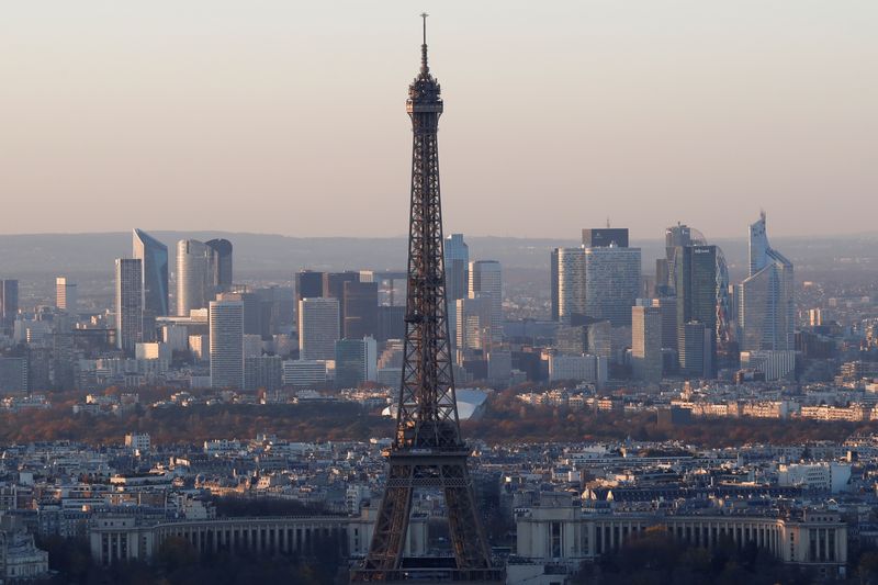 © Reuters. A general view shows the Eiffel Tower and the financial and business district in La Defense, west of Paris, France November 22, 2017. REUTERS/Gonzalo Fuentes