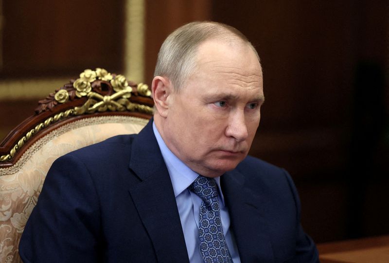 &copy; Reuters. ４月５日、ロシアのプーチン大統領はロシアの海外資産の国有化は「もろ刃の武器」だとし、ロシアが対応する可能性を示唆した。写真は３月３０日、モスクワの大統領府で会議に参加する