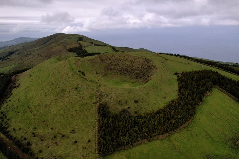 © Reuters. FOTO DE ARCHIVO: Una vista aérea de un crater de volcán cerca de Velas luego de que se registraran pequeños terremotos en la isla de San Jorge, Azores, Portugal, 30 de marzo del 2022. Foto tomada por un dron. REUTERS/Pedro Nunes/Foto de archivo