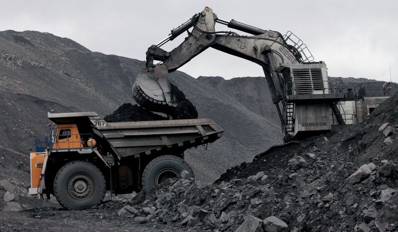 &copy; Reuters. FILE PHOTO: A machine loads a truck with coal at the Chernigovsky opencast colliery, outside the town of Beryozovsky, Kemerovo region, Siberia, Russia, April 4, 2016. REUTERS/Ilya Naymushin/File Photo