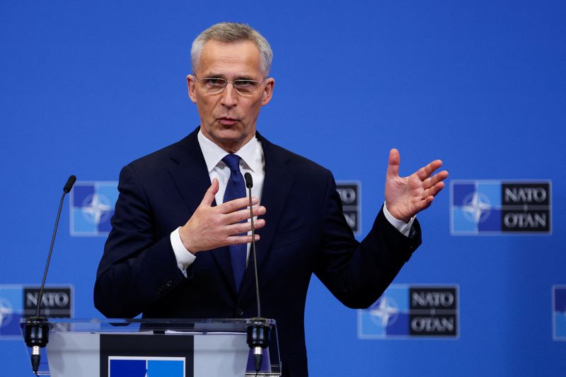 &copy; Reuters. FOTO DE ARCHIVO: El secretario general de la OTAN, Jens Stoltenberg, ofrece una conferencia de prensa durante una cumbre de la OTAN para discutir la invasión de Ucrania por parte de Rusia, en Bruselas, Bélgica, 24 de marzo de 2022. REUTERS/Gonzalo Fuent