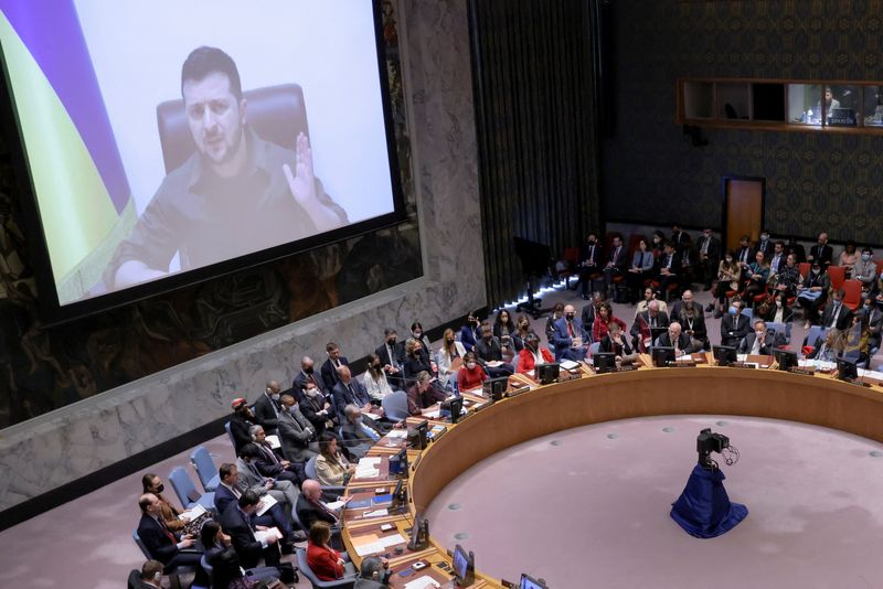 © Reuters. El presidente de Ucrania Volodymyr Zelenskiy aparece en una pantalla en la reunión del Consejo de Seguridad de Naciones Unidas en medio de la invasión de Rusia a Ucrania en la ciudad de Nueva York, 5 de febrero del 2022. REUTERS/Andrew Kelly