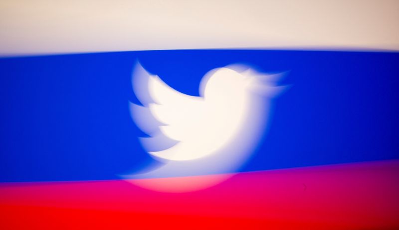 &copy; Reuters. FILE PHOTO: Twitter logo and a Russian flag are displayed in this illustration picture taken March 10, 2021. REUTERS/Dado Ruvic