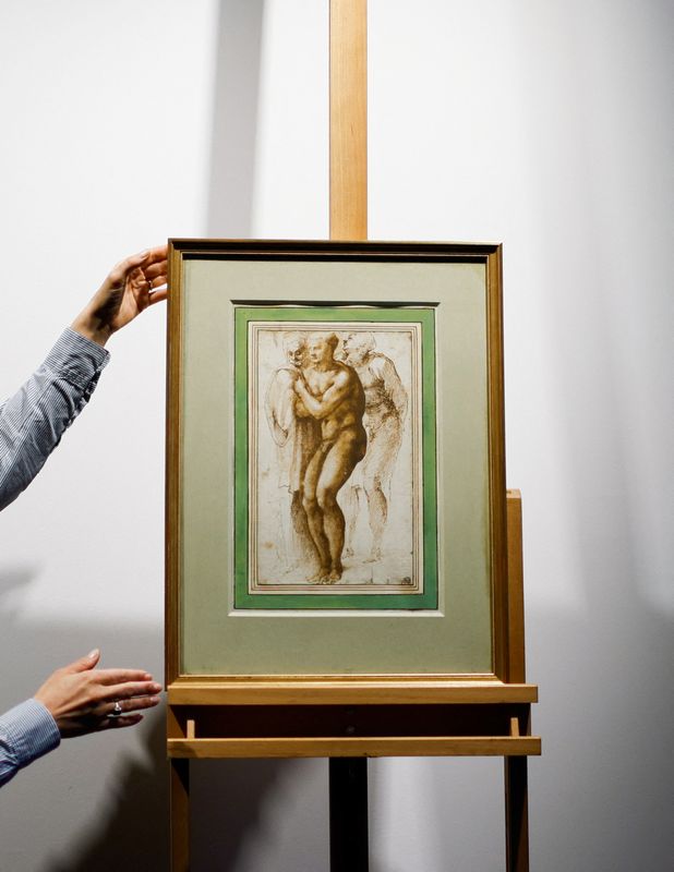 &copy; Reuters. Un empleado de Christie's instala el dibujo "Un joven desnudo (según Masaccio) acompañado de dos figuras" de Miguel Ángel Buonarroti (1475-1564) antes de su subasta en la casa de subastas Christie's en París, Francia, 5 de abril de 2022. REUTERS/Gonza