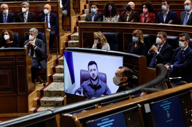 &copy; Reuters. El presidente ucraniano Volodímir Zelenski se dirige a los miembros del parlamento español a través de una videoconferencia, durante la invasión rusa de Ucrania, en Madrid, España, 5 de abril de 2022. REUTERS/Juan Medina