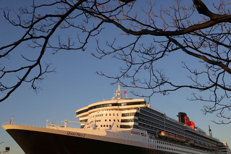 &copy; Reuters. FILE PHOTO: The Queen Mary 2 cruise ship by Cunard Line, owned by Carnival Corporation & plc. is seen docked at Brooklyn Cruise Terminal in Brooklyn, New York City, U.S., December 20, 2021. REUTERS/Andrew Kelly/File Photo