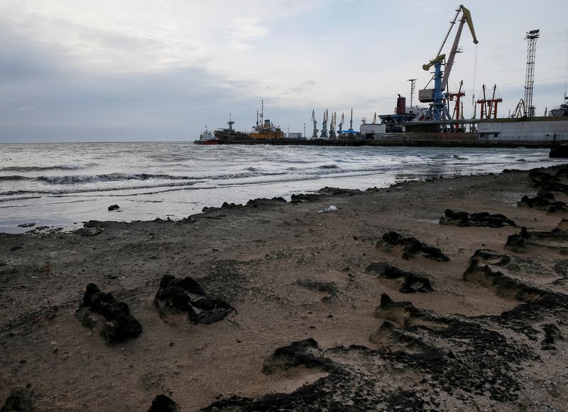 &copy; Reuters. ４月５日、 ウクライナ当局者はロシア軍による包囲が続く南部の港湾都市マリウポリで、ドミニカ船籍の貨物船にロシア海軍のミサイルが命中したことを明らかにした。乗員１２人は別の