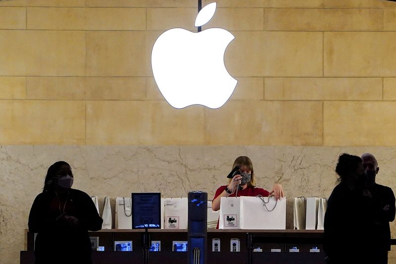 © Reuters. Apple employees work in an Apple Store at the Grand Central Terminal in the Manhattan borough of New York City, New York, U.S., January 4, 2022.  REUTERS/Carlo Allegri