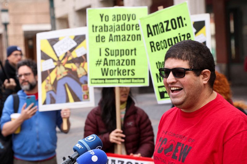 © Reuters. Trabalhadores da Amazon.com reagem ao resultado da votação para sindicalizar, em Nova York (EUA)
01/04/2022
REUTERS/Brendan McDermid