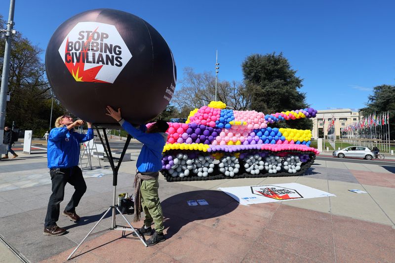 &copy; Reuters. دبابة بالحجم الطبيعي مصنوعة من بالونات ملونة تقف أمام مكتب الأمم المتحدة في جنيف بسويسرا يوم الثلاثاء احتجاجا على قصف المدنيين في أوكرانيا 