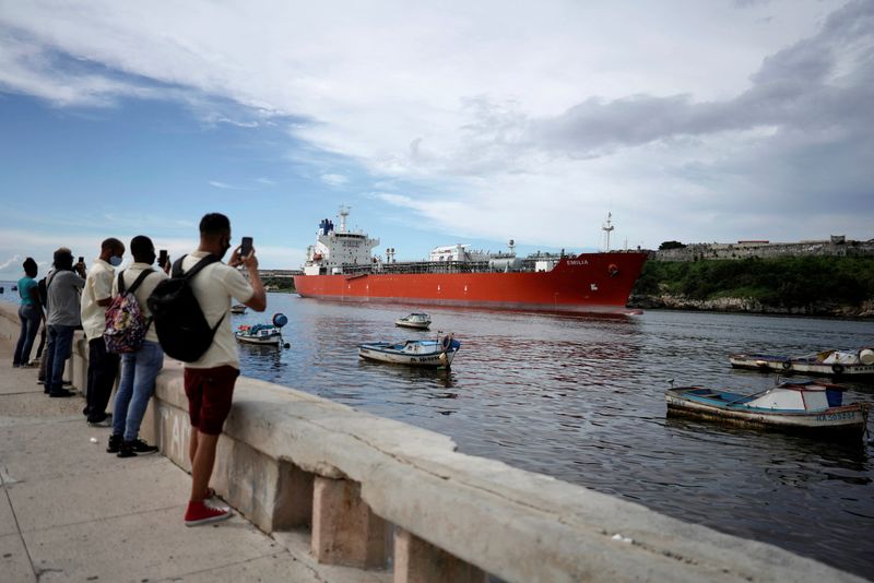 © Reuters. FILE PHOTO: People take pictures of a tanker entering Havana's bay in Cuba, September 8, 2020. Picture taken September 8, 2020. REUTERS/Alexandre Meneghini/File Photo