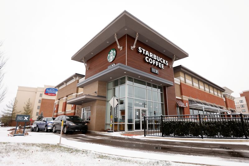 &copy; Reuters. A drive-thru line is seen at a Starbucks in Cheektowaga, a suburb of Buffalo, New York, U.S., December 8, 2021.  REUTERS/Lindsay DeDario