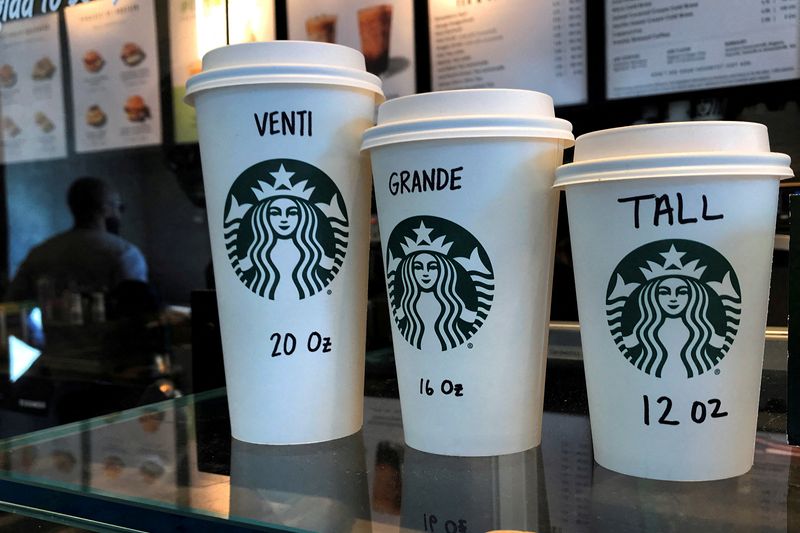 © Reuters. FILE PHOTO: Starbucks cups are pictured on a counter in the Manhattan borough of New York City, New York, U.S., February 16, 2022. REUTERS/Carlo Allegri/File Photo