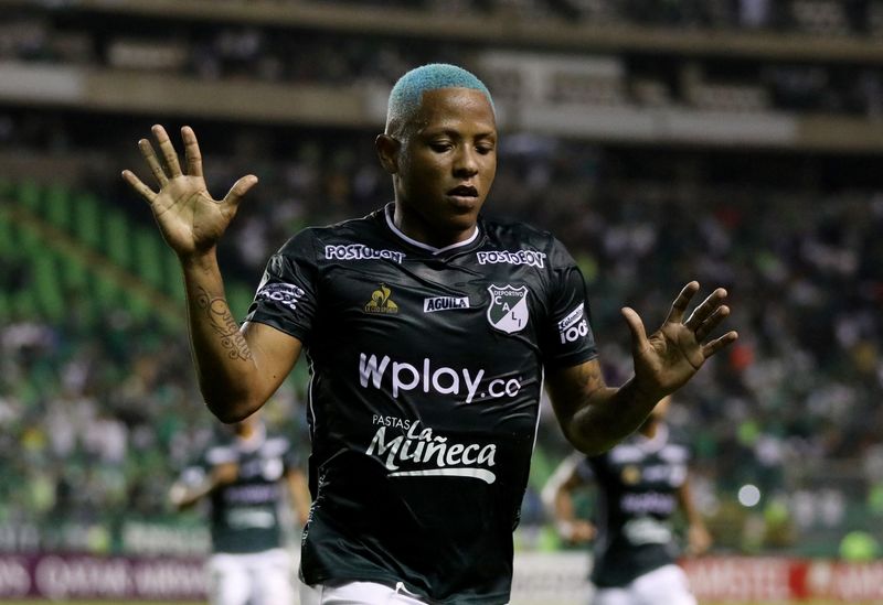 &copy; Reuters. El colombiano Jhon Vásquez celebra tras marcar el segundo gol del Deportivo Cali al Boca Juniors en el encuentro del Grupo E de la Copa Libertadores que enfrentó a ambos equipos de fútbol en el Estadio Deportivo Cali de Palmira, Colombia, el 5 de abril